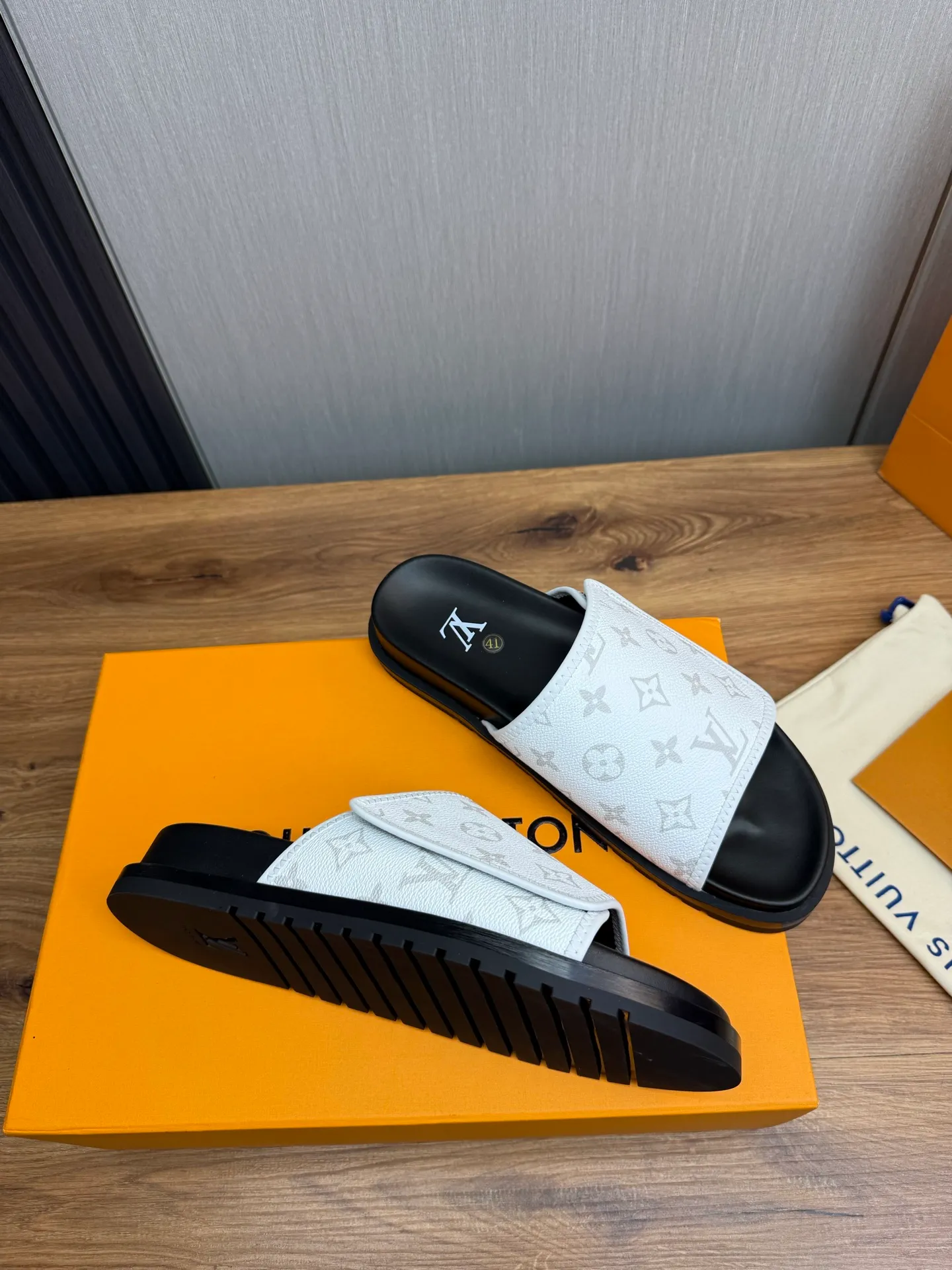 Men's shoes 💰320💰 Lv. hot selling men's slippers 🔥 🩴Official website one to one production 38-45 sizes 45 46 🉑️Customized!